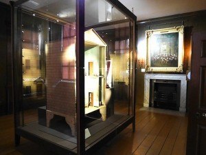 kew-palace-dolls-house-museum-display